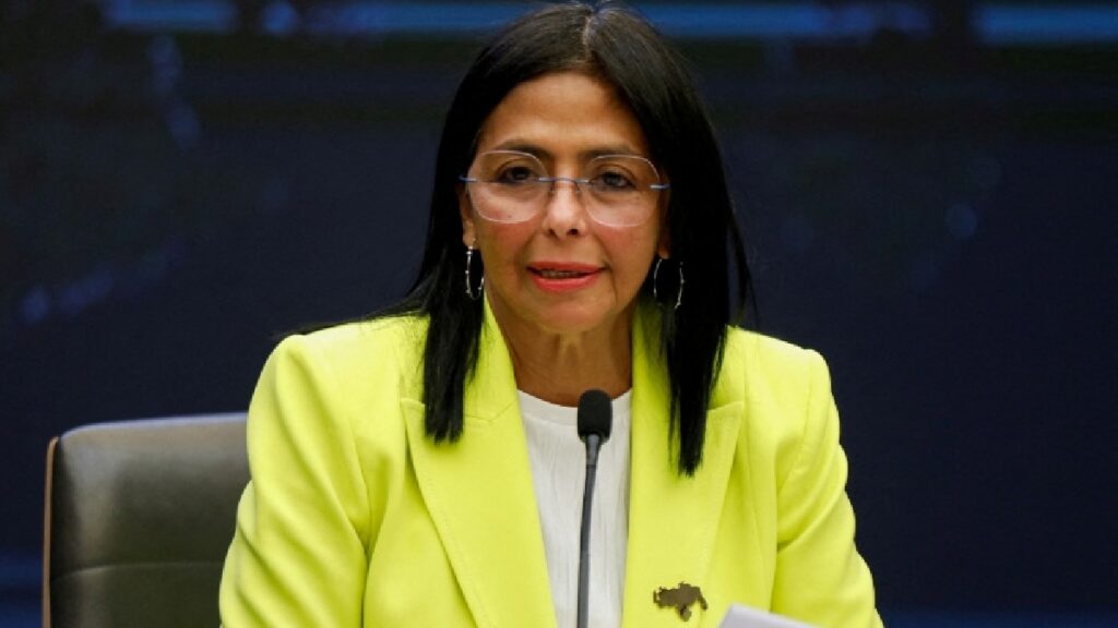 Ella es Delcy Rodríguez, la vicepresidenta de Venezuela que permanece “prófuga”