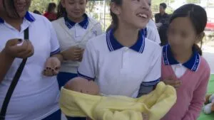 Cada día, 21 niñas menores de 15 años se convierten en madres en México