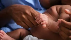 Empresario sigue en la búsqueda de pareja captada en video cargando a bebés con tanques de oxígeno: les dará un auto