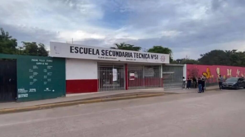 Inseguridad obliga a padres a cerrar secundaria con candados en Villa Juárez, Navolato.