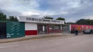 Por inseguridad, padres cierran secundaria con candados en Sinaloa