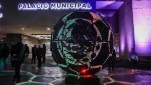 Rumbo al Mundial 2026: inauguran escultura en forma de balón en Monterrey