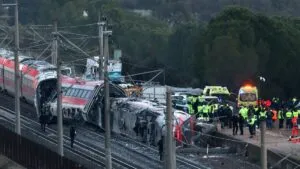 España inicia este martes el luto nacional de 3 días por choque de trenes que dejó al menos 40 muertos