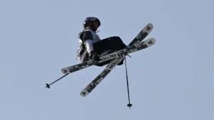 Esquiador pierde un esquí en pleno vuelo y logra un aterrizaje histórico sobre un solo pie: video