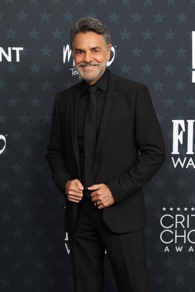 Eugenio Derbez en la alfombra roja de los Critics Choice Awards. AFP