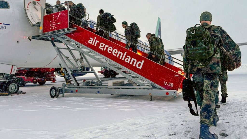 Personal militar de Fuerzas Armadas alemanas van hacia Groenlandia.