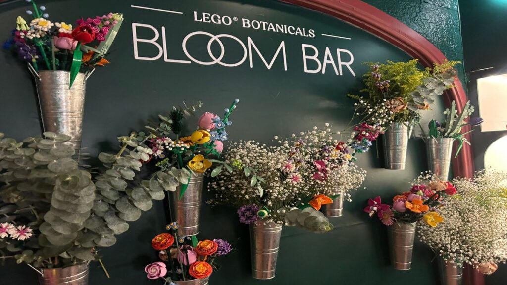 Bloom Bar es un sitio donde las flores son las protagonistas listas para ser el marco perfecto de una foto o para armarse desde cero. Los bricks se LEGO se transforman en más que una vivencia, sino en un momento que perdure para siempre. Para Brenda Quevedo, directora de Marketing de Grupo LEGO LATAM, aseguró que “vamos a venir a florecer todos los productos que tenemos, pero donde las personas, no importa quién sea o la relación que tengas, es el momento de venir a construir juntos”. En ese sentido coincide, Cesar Ridruejo, general Manager de LEGO LATAM, “nosotros proponemos en crear algo juntos, porque cada vez que construyes una flor o un bouquet, siempre te llevas ese recuerdo del momento en que lo construiste”. Además, señaló que el regalo no es precisamente para esa fecha, sino que puede ser para otras oportunidades como el Día de la Madre o en la Navidad. La variedad de flores que se pueden hacer con los bricks de LEGO va desde las tradicionales rosas, pasando por los tulipanes y hasta los cactus. Cabe destacar que México, es el primer país donde se instala un lugar de este tipo y de acuerdo con los directivos de LEGO es porque en aquí en el país tienen una “apreciación increíble”. ¿Cuándo y dónde se presenta LEGO Botanicals Bloom Bar? La experiencia que ofrece LEGO se podrá apreciar del 29 de enero al 3 de marzo en la calle Carlos Dickens 20, Polanco, Ciudad de México. Con un horario de 11 de la mañana a seis de la tarde, los asistentes podrán disfrutar de manera gratuita, la experiencia de las siete salas, como el invernadero, el área de creación de bouquets o el jardín de suculentas. También quienes acudan a vivir la experiencia tendrán la oportunidad de tomarse fotos en los spots diseñados para la ocasión. Paredes echas con flores de LEGO, macetas y arreglos florares serán los sitios ideales para tomarse fotos y videos listos para subirse a redes.