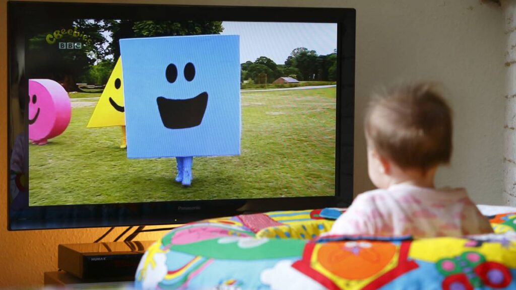 Exposición de pantallas a niños menores de 2 años les genera decisiones lentas y ansiedad al ser adolescentes