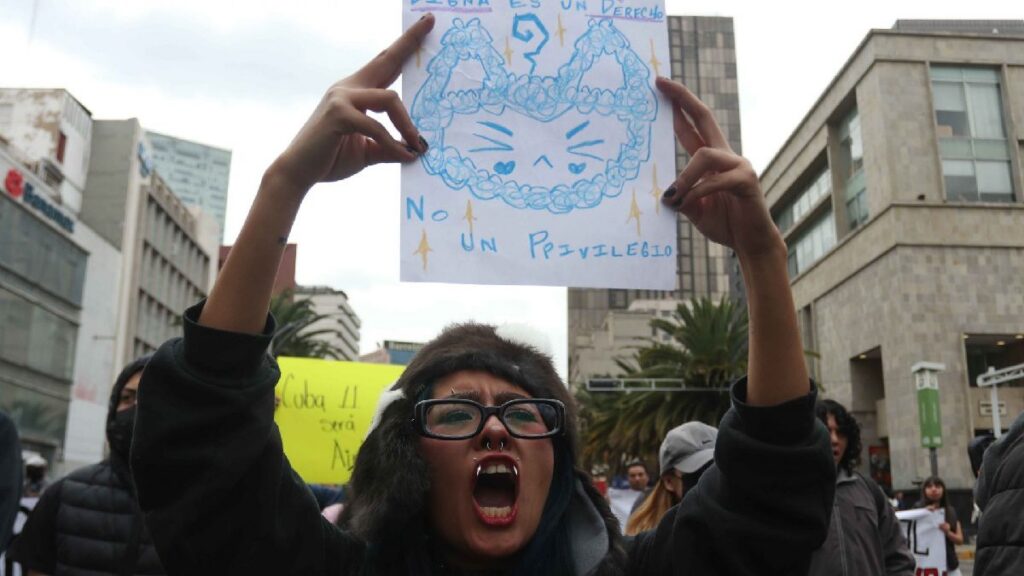 Fans de BTS encabezan protestas en CDMX este 21 de enero.