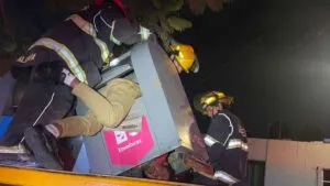 Hombre queda atrapado en bote basura por sacar cartones; ve imágenes