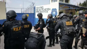Pandilleros matan a ocho policías en Guatemala tras motines en cárceles