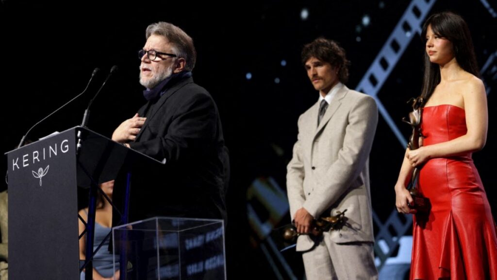 Guillermo del Toro en ceremonia, pese a muerte de su hermano