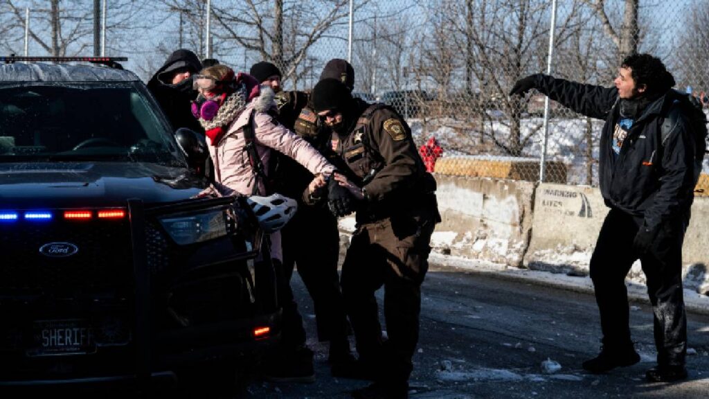 ICE establece normas para proteger derechos de padres detenidos con hijos menores durante procesos de custodia y expulsión.