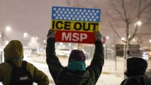 Jueza federal frena tácticas agresivas del ICE tras protestas por mujer baleada en Minnesota