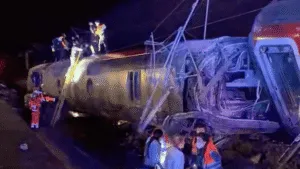 Sube a 39 el número de muertos tras descarrilamiento de dos trenes en España