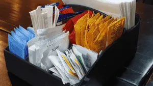 ¡Adiós sobres de cátsup, mayonesa y más en restaurantes! Estos países los prohibirán