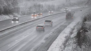 Intensas nevadas en Francia dejan cinco muertos y caos en transporte