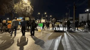 ¡Noche de caos en vía José López Portillo! Bloqueo genera tráfico intenso