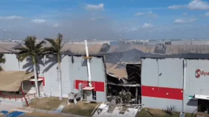 Frena Protección Civil operaciones en maquiladora incendiada por riesgo de colapso