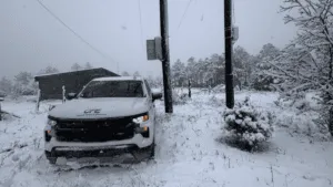 Fallas eléctricas por tormenta invernal en Chihuahua y Durango fueron reparadas: CFE
