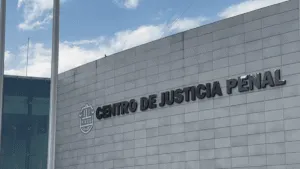 Vinculan a proceso a mujer por impedir convivencia de sus hijos con el padre