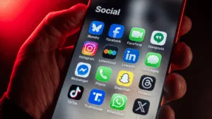 Francia aprueba prohibir redes sociales a menores de 15 años