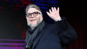 Video: Guillermo del Toro roba miradas en Sundance cantando y haciendo tortillas