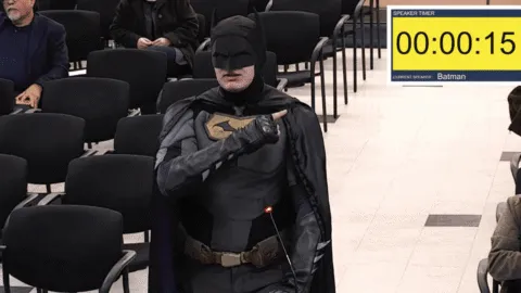 Hombre disfrazado de Batman exige que ICE no esté presente en el Super Bowl