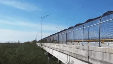 Instalan cilindros gigantes en el Río Bravo para reforzar muro fronterizo