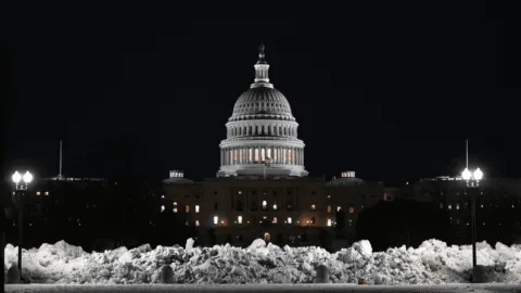 Senado de EE. UU. aprueba financiamiento; cierre parcial de gobierno sigue latente