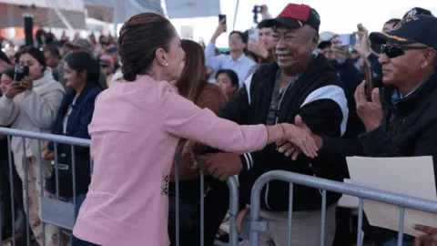 Inconformes bloquean paso a Claudia Sheinbaum en San Quintín