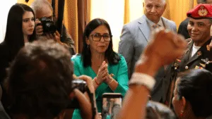 Venezolanos en México rechazan a Delcy Rodríguez como presidenta