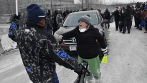 ¡Escala tensión en Minnesota! Manifestantes se enfrentan a bandos pro-ICE