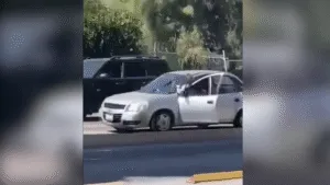 Video: en Puebla, mujer se cuelga de su auto para evitar robo