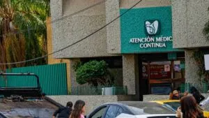 Denuncian a elemento de seguridad del IMSS en Tabasco tras video donde agrede a una persona