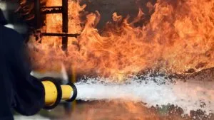 Incendio en complejo en construcción genera desalojo en Denver