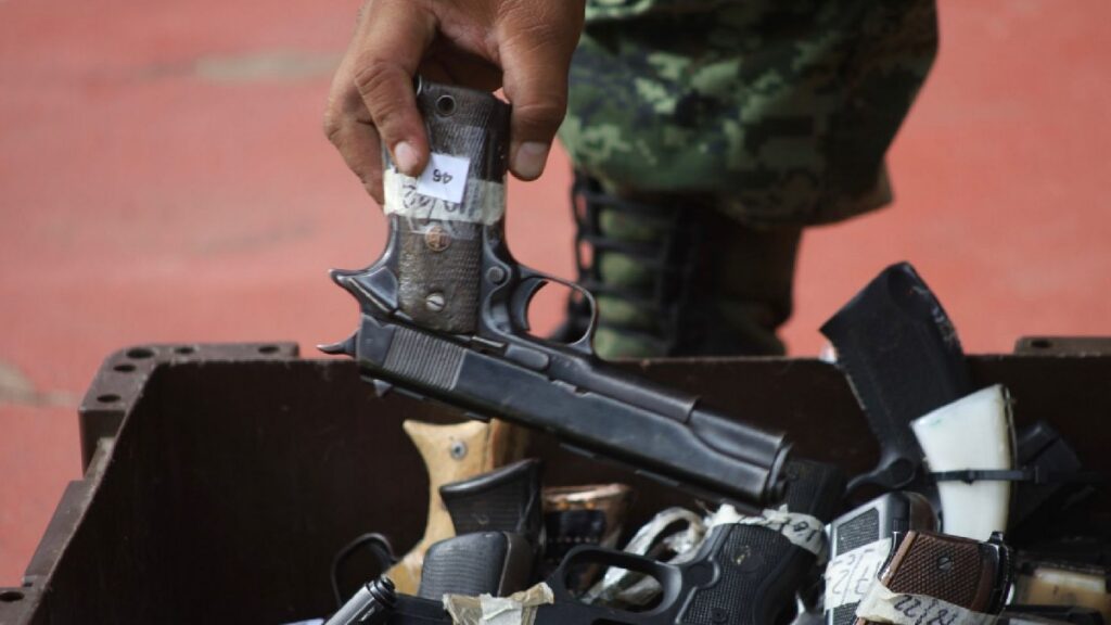 Intercambian 1,995 armas de fuego por dinero en efectivo en Edomex.