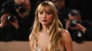 Jennifer Lawrence impacta con un atrevido vestido transparente  en los Globos de Oro 2026: "¡Estoy desnuda!"