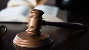 Juez suspendido en Quintana Roo por golpear a su pareja sigue cobrando su sueldo