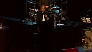 Dos mujeres denuncian a Julio Iglesias por agresión sexual, agresiones y trata