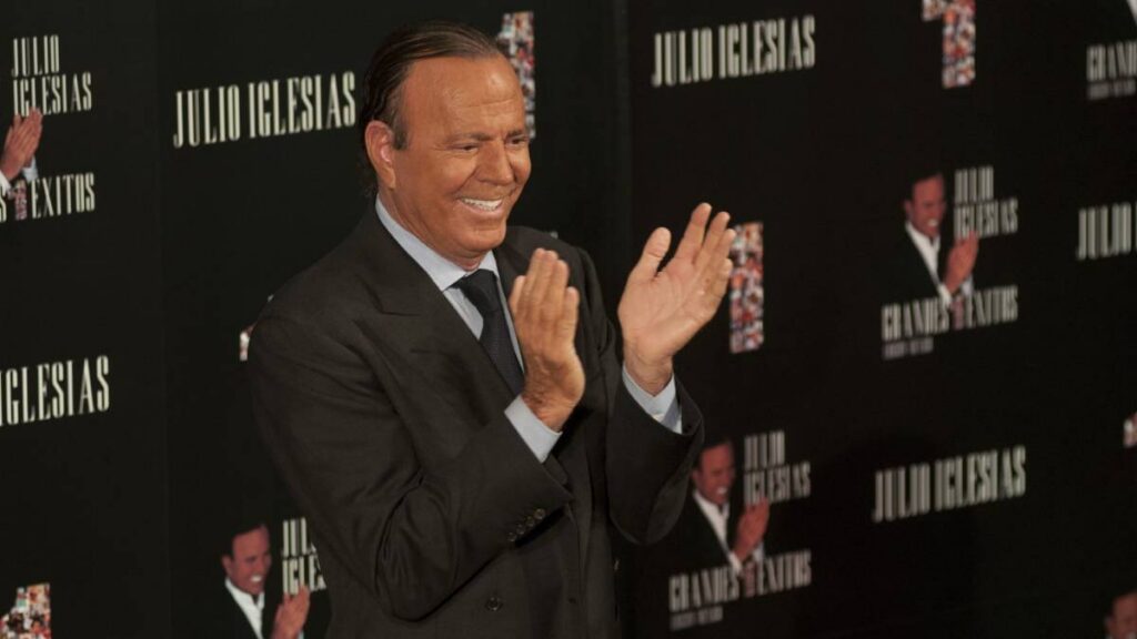 Esposa apoya a Julio Iglesias