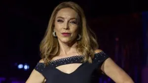 Laura Flores sorprende con radical cambio de look y causa revuelo en redes sociales