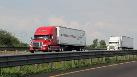 Le cierran el paso y disparan: así roban a transportista en la México-Puebla