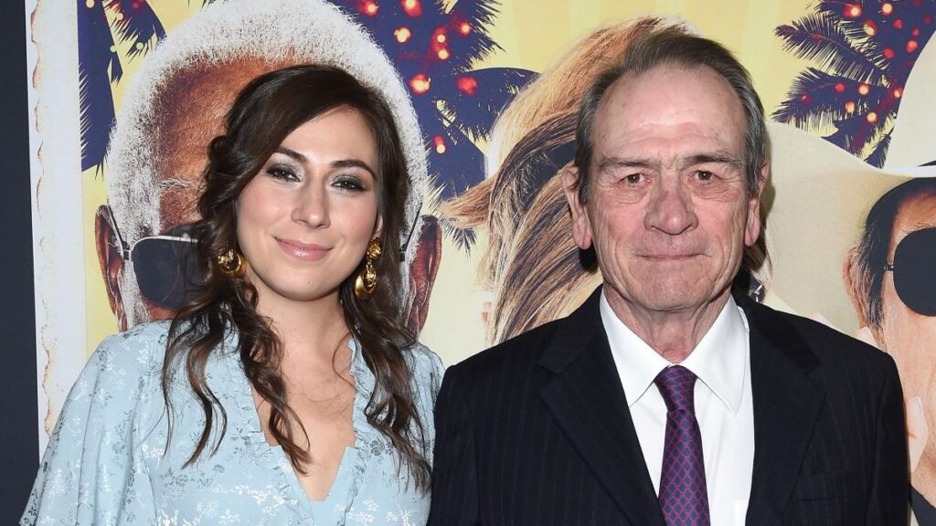 Llamada de emergencia revelaría que hija de Tommy Lee Jones murió por sobredosis: “Código 3, cambio de color”