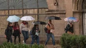Cielo medio nublado con condiciones de frío y lluvia para la CDMX