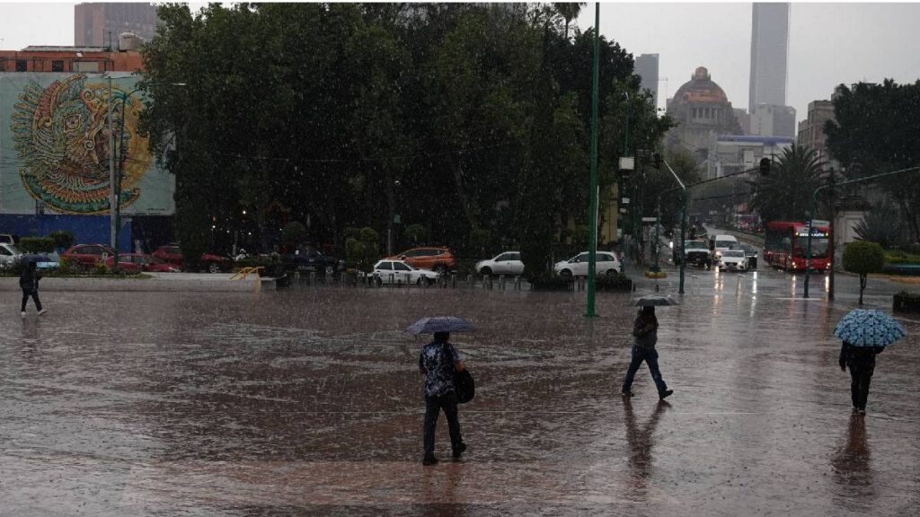 Lluvias y chubascos afectan a varias alcaldías de CDMX; Protección Civil prevé que continúen durante la tarde y noche.