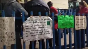 Padres de familia bloquean Avenida Insurgentes por falta de maestros en secundaria de Tlalpan