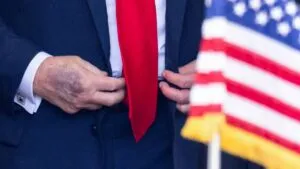 Trump atribuye a la aspirina moretones en sus manos y niega dormirse en público