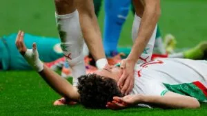 Jugador de Marruecos sufre violento choque de cabeza y queda ensangrentado en pleno partido