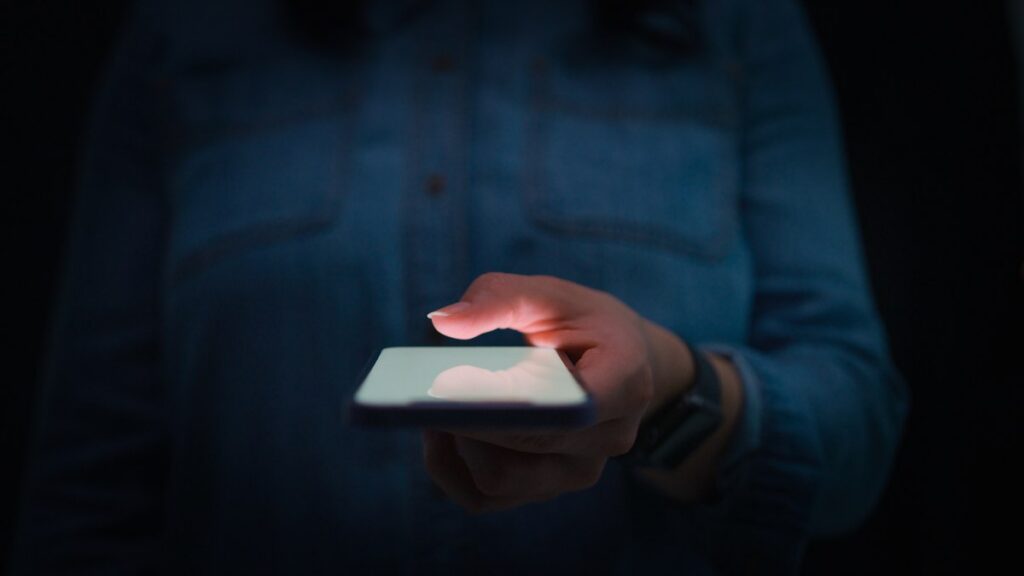 Imagen de mujer que advierte un fraude por celular.